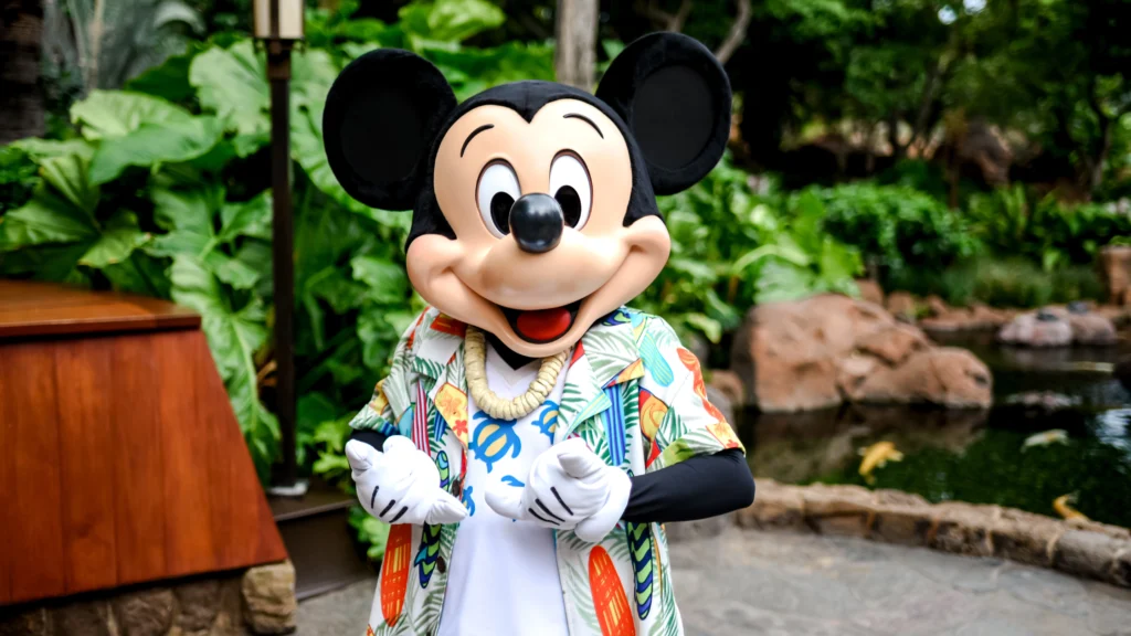 アウラニ・ディズニーのマカヒキレストランでグリーティングするミッキー