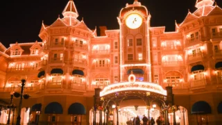 【2025年版】ディズニーランド・パリ「ディズニーランドホテル」完全ガイド|客室タイプ・レストラン・宿泊者特典を子連れ目線で解説