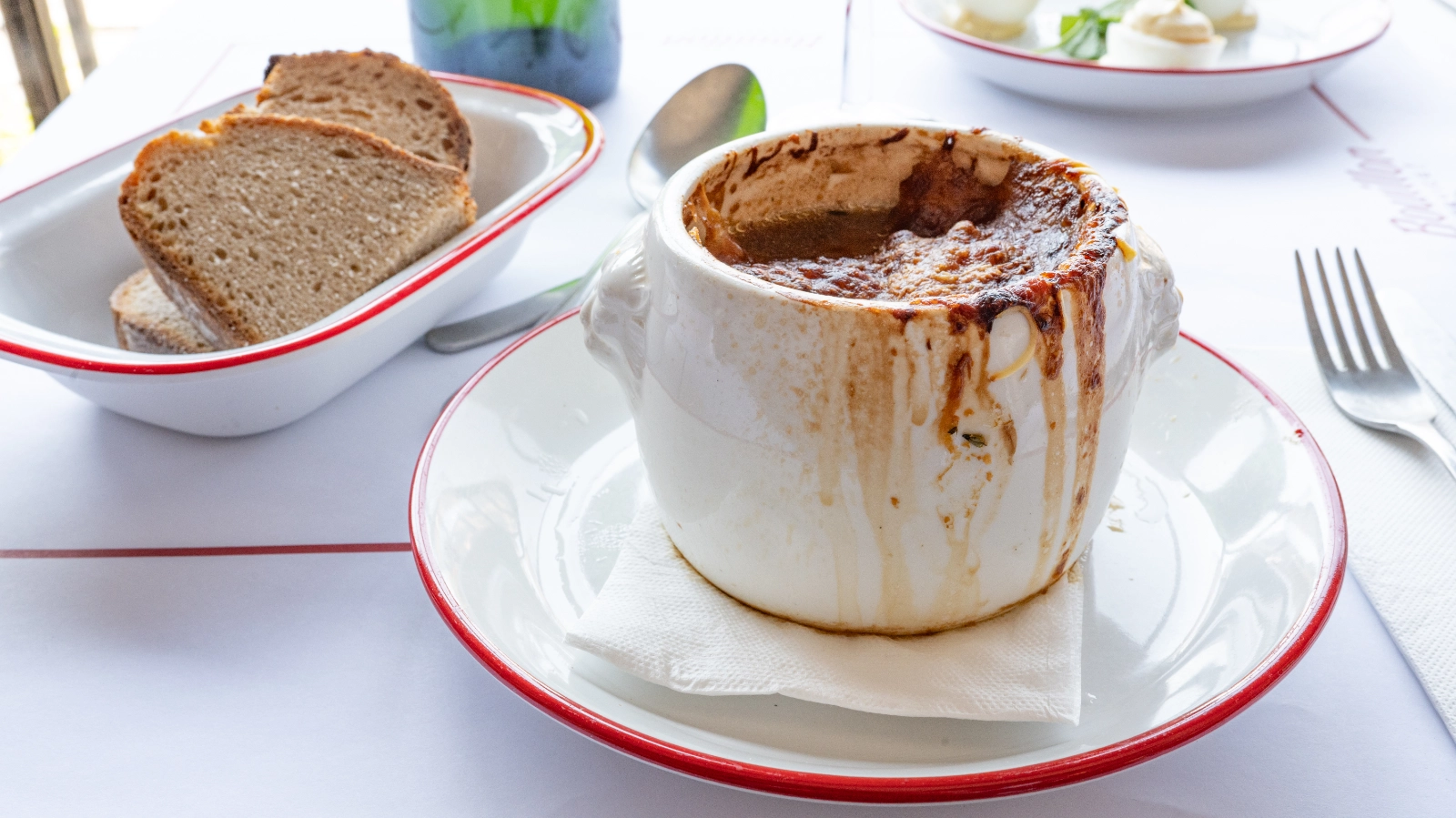 【2026年最新】Bouillon Pigalle完全ガイド｜安くて美味しいパリの大衆フレンチ